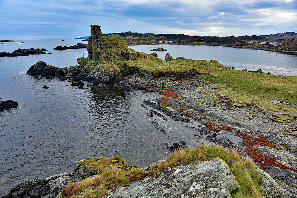 Picture of the ruin of a castle at the entrance to a bay