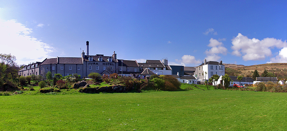 Panoramic picture of the Jura Hotel and the Jura distillery