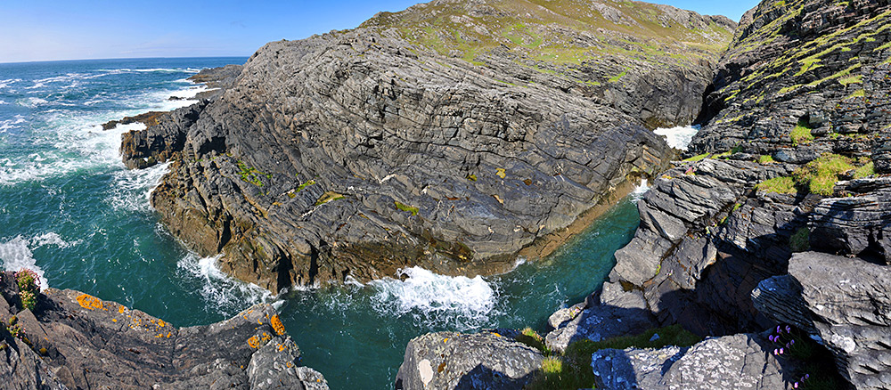 Panoramic picture of a steep cut in cliffs