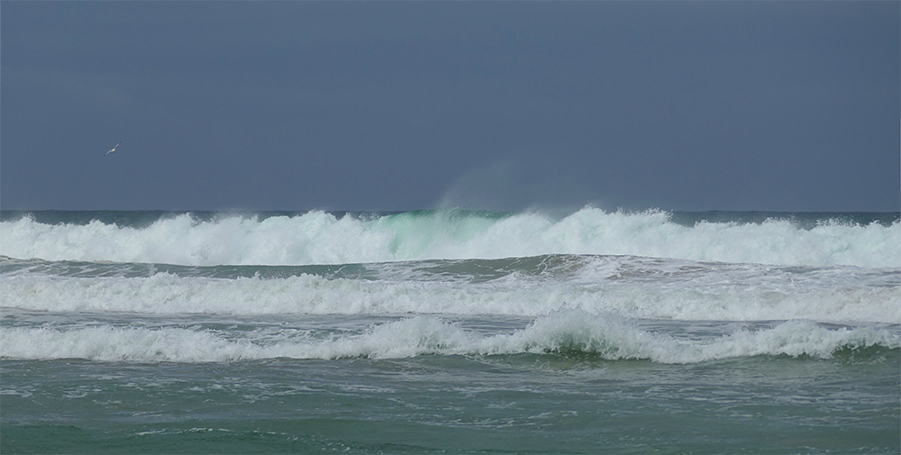 Picture of breaking waves on an overcast day