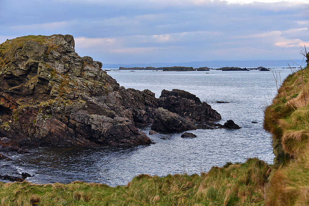 Picture of low cliffs and skerries on a cloudy day