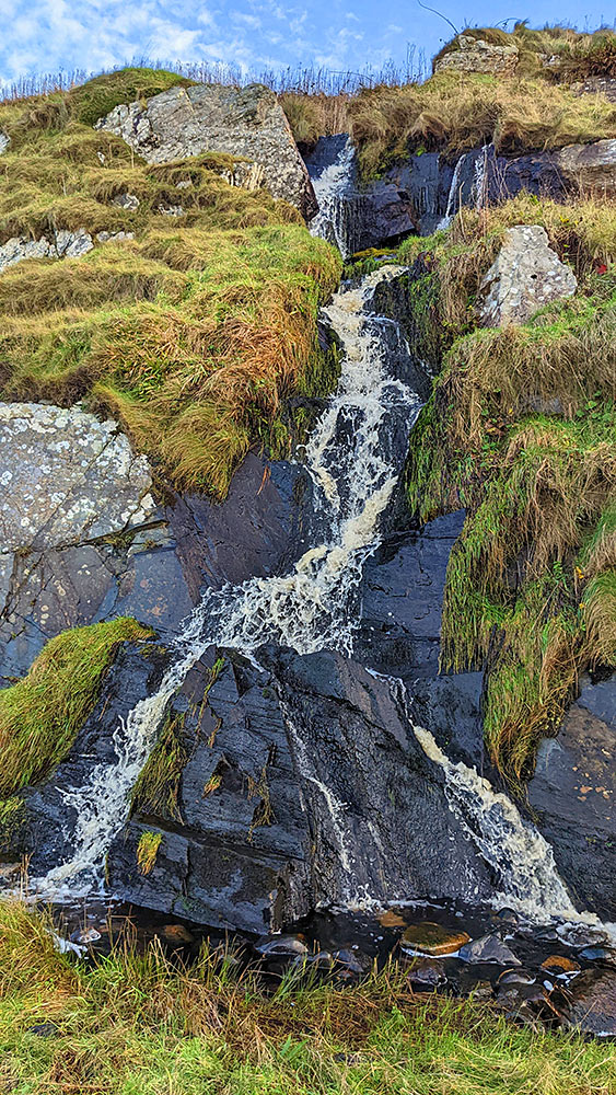 Picture of a waterfall splitting into two towards the last quarter