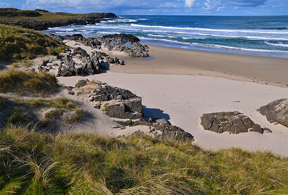 Picture of a bay with a sandy beach and rocks
